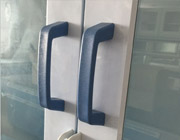  拉手：采用經過射出成型的PP材料制成，耐腐蝕性好。（藍色、白色）配雙掛扣。